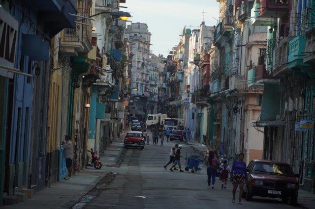 Magazinele pentru cubanezul de rând şi cele pentru turistul venit în vizită